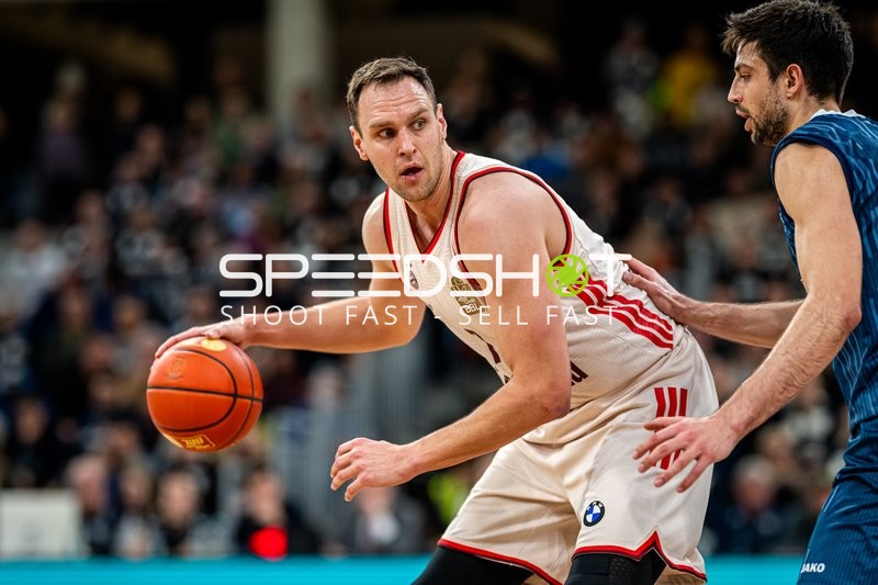 Spielaktion mit Johannes Voigtmann (7; FC Bayern Basketball) und Mateo Seric (21; MLP Academics Heidelberg)