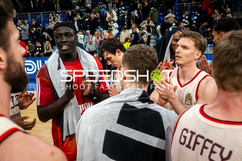 Szene mit Wenyen Gabriel (32; FC Bayern Basketball), Justus Hollatz (21; FC Bayern Basketball) und Justinian Jessup (10; FC Bayern Basketball)