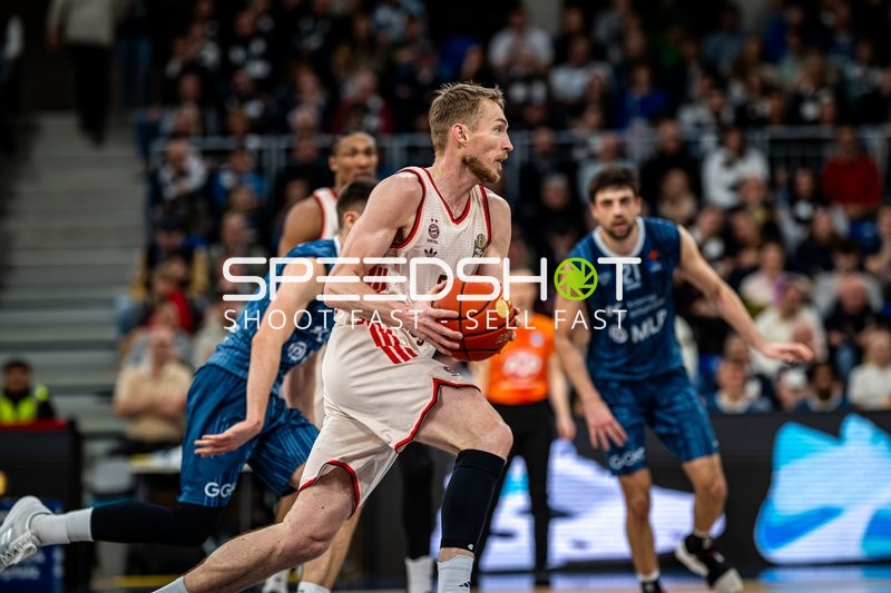 Spielaktion mit Niels Giffey (5; FC Bayern Basketball)