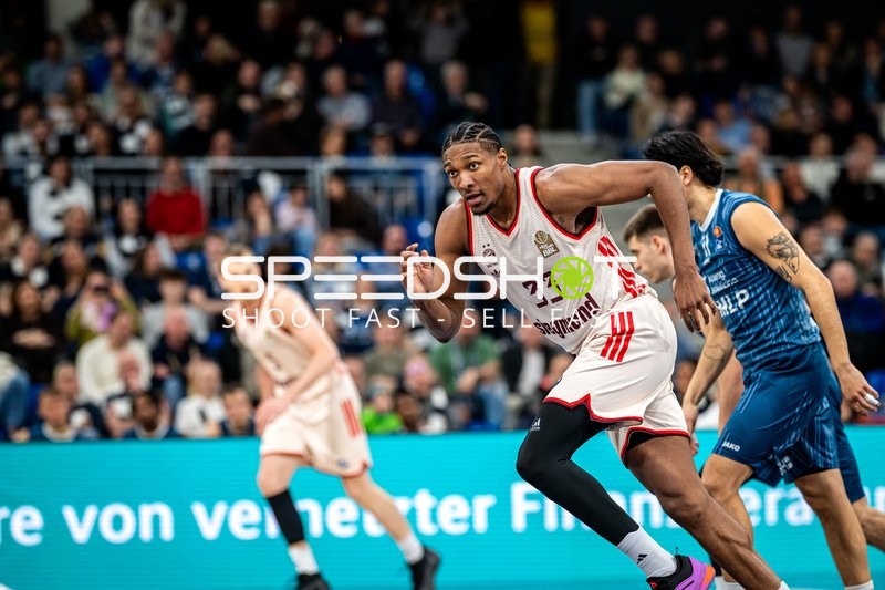 Spielaktion mit David McCormack (33; FC Bayern Basketball)