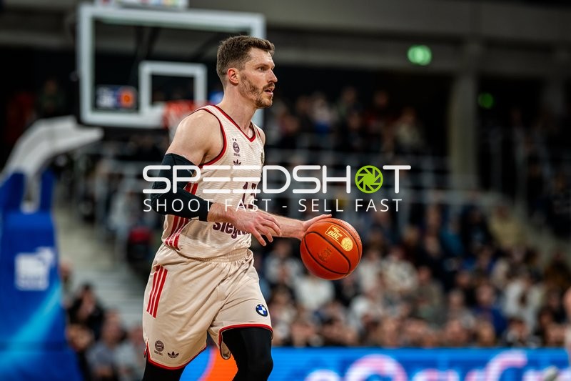 Spielaktion mit Andreas Obst (13; FC Bayern Basketball)