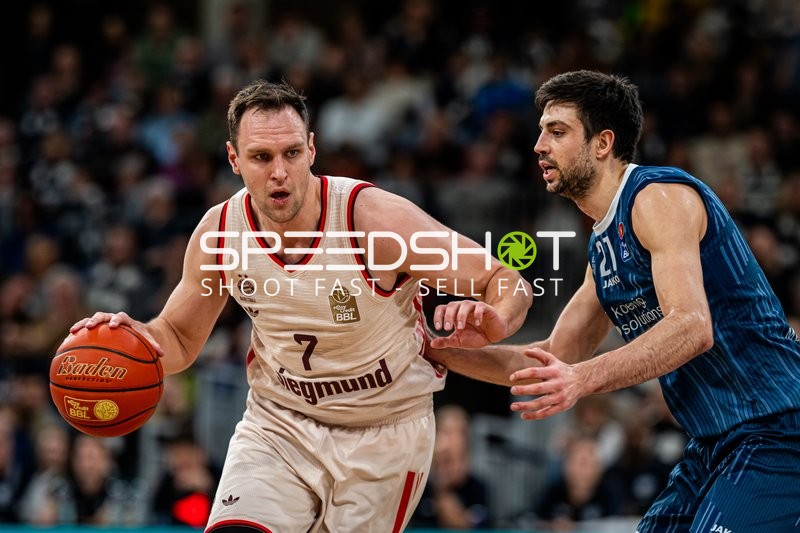 Spielaktion mit Johannes Voigtmann (7; FC Bayern Basketball) und Mateo Seric (21; MLP Academics Heidelberg)