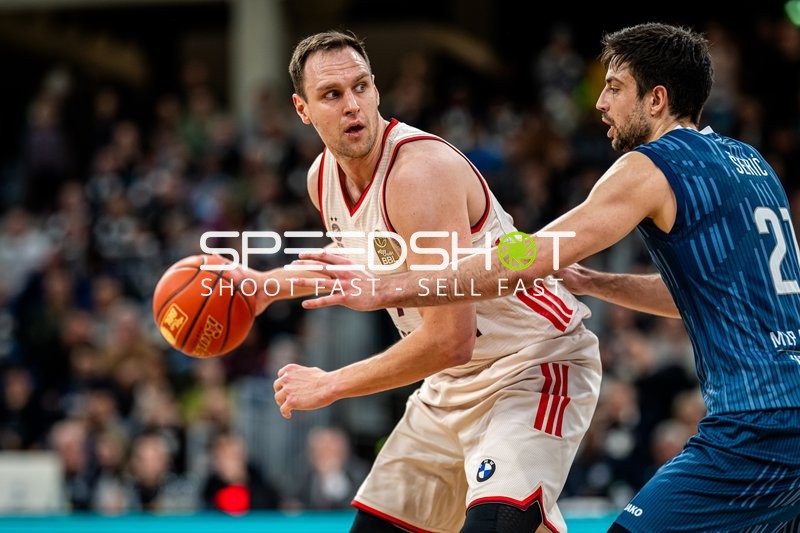 Johannes Voigtmann (7; FC Bayern Basketball) und Mateo Seric (21; MLP Academics Heidelberg) im Zweikampf