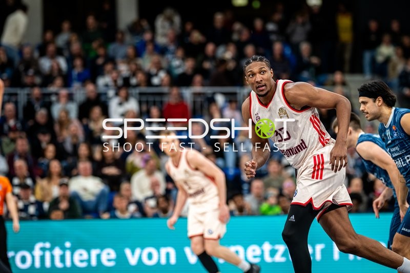 Spielaktion mit David McCormack (33; FC Bayern Basketball) und Erol Ersek (11; MLP Academics Heidelberg)