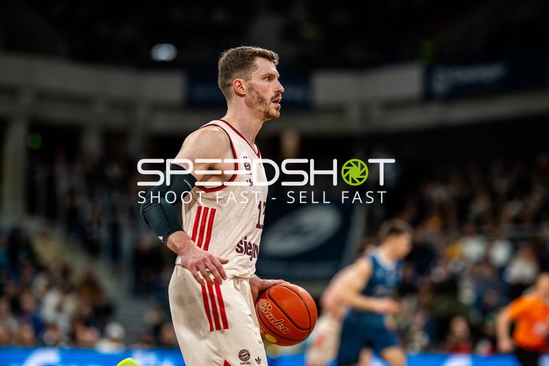 Spielaktion mit Andreas Obst (13; FC Bayern Basketball)