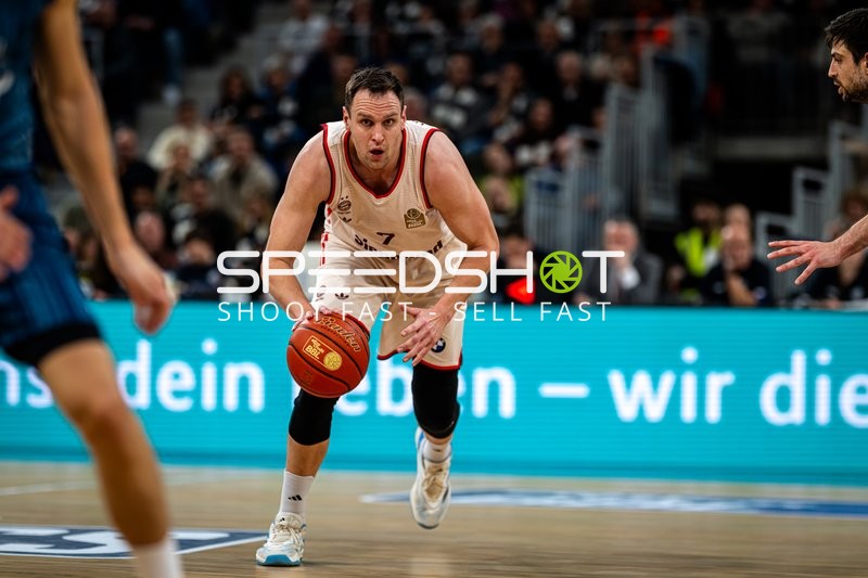 Spielaktion mit Johannes Voigtmann (7; FC Bayern Basketball) und Mateo Seric (21; MLP Academics Heidelberg)