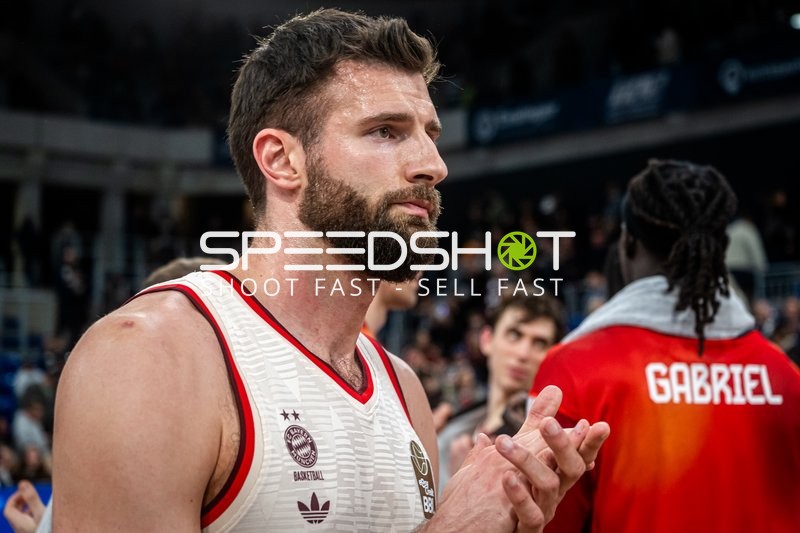 Szene mit Leon Kratzer (8; FC Bayern Basketball) und Justinian Jessup (10; FC Bayern Basketball)