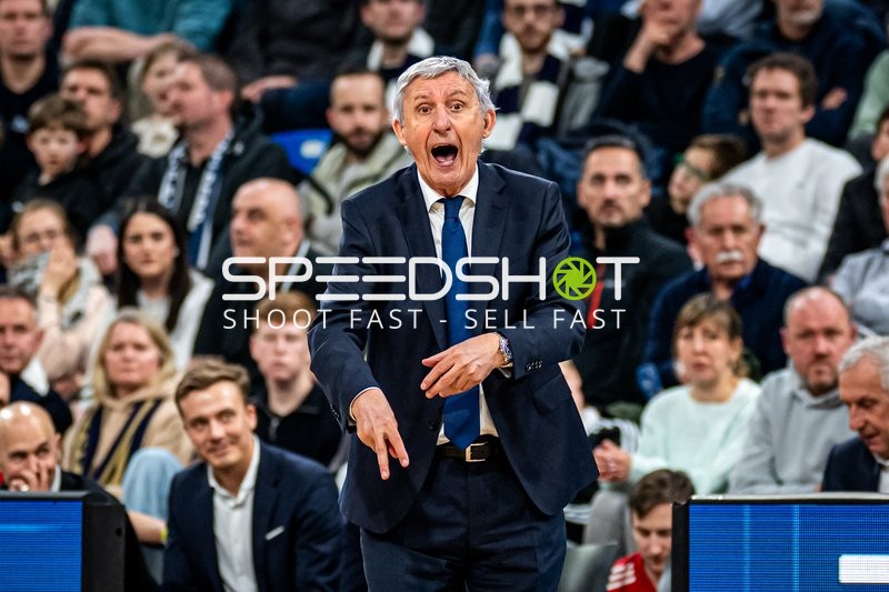 Szene mit Svetislav Pesic (999; FC Bayern Basketball) und Daniel Herbert (998; FC Bayern Basketball)