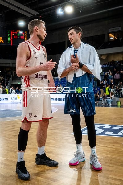 Niels Giffey (5; FC Bayern Basketball) und Ryan Mikesell (33; MLP Academics Heidelberg) im Gespräch