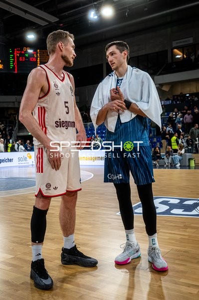 Szene mit Niels Giffey (5; FC Bayern Basketball) und Ryan Mikesell (33; MLP Academics Heidelberg)