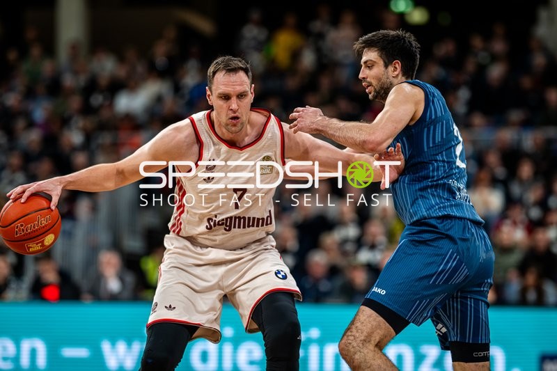 Spielaktion mit Johannes Voigtmann (7; FC Bayern Basketball) und Mateo Seric (21; MLP Academics Heidelberg)