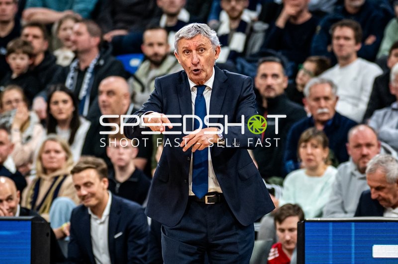 Szene mit Svetislav Pesic (999; FC Bayern Basketball) und Daniel Herbert (998; FC Bayern Basketball)