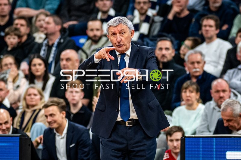 Coaching mit Svetislav Pesic (999; FC Bayern Basketball) und Stefan Kaufmann (915; FC Bayern Basketball)