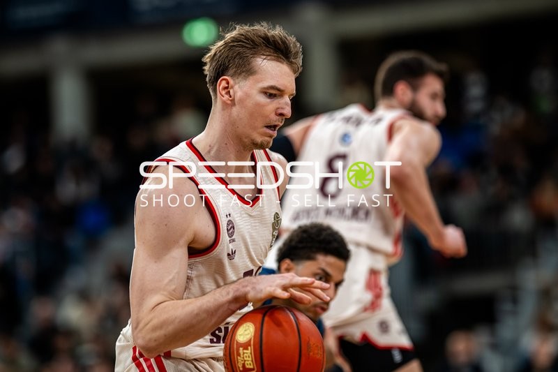 Spielaktion mit Justus Hollatz (21; FC Bayern Basketball) und Kevin McClain (3; MLP Academics Heidelberg)