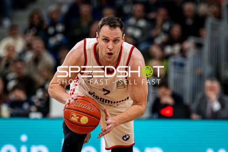 Spielaktion mit Johannes Voigtmann (7; FC Bayern Basketball)