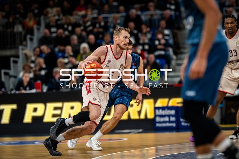 Spielaktion mit David McCormack (33; FC Bayern Basketball) und Niels Giffey (5; FC Bayern Basketball)