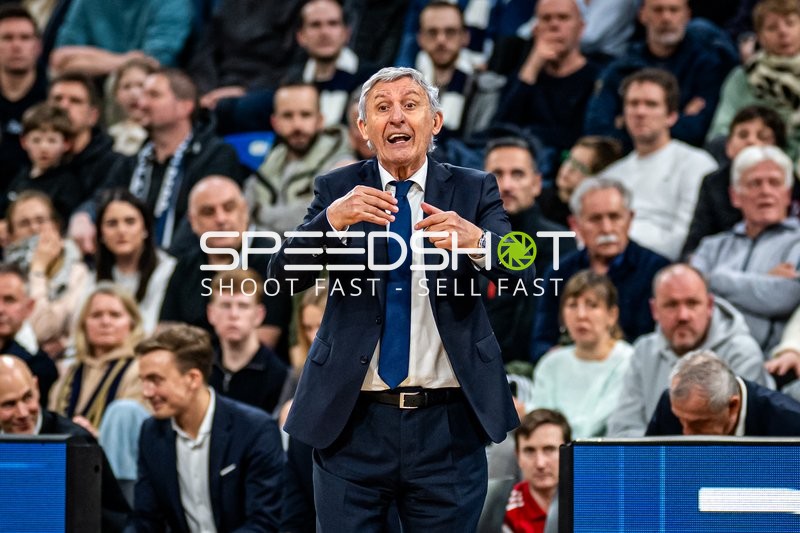 Coach Svetislav Pesic (999; FC Bayern Basketball) am Spielfeldrand