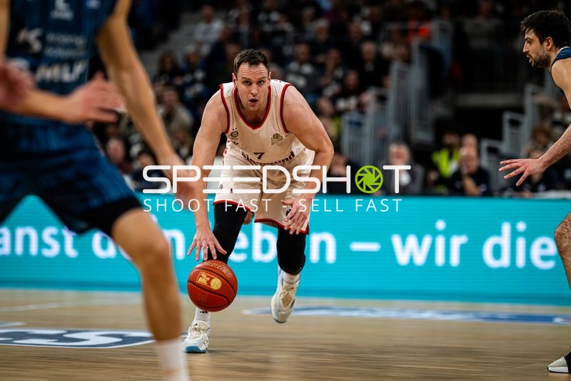 Spielaktion mit Johannes Voigtmann (7; FC Bayern Basketball) und Mateo Seric (21; MLP Academics Heidelberg)