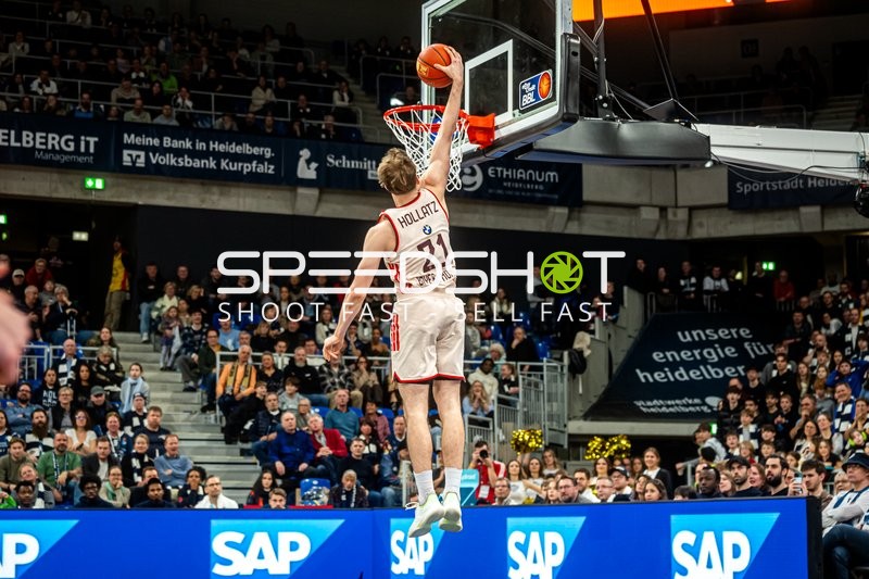 Spielaktion mit Justus Hollatz (21; FC Bayern Basketball)