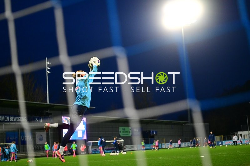 Torwart fängt Ball im Training