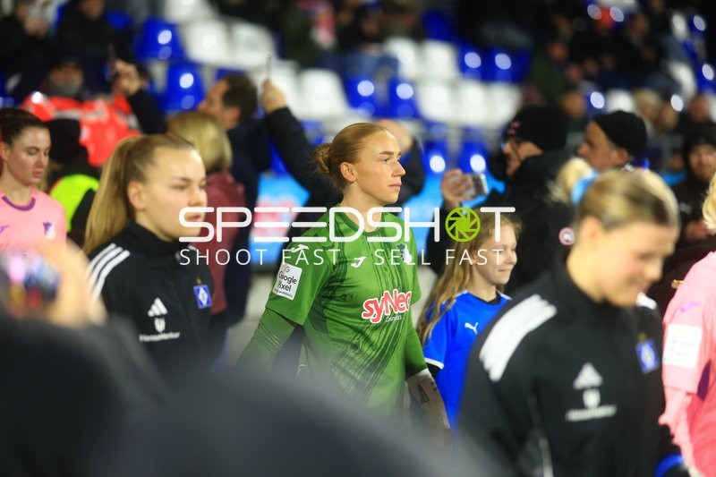 Spielerinnen betreten Spielfeld