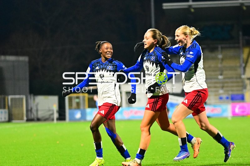 Spielerinnen feiern gemeinsam