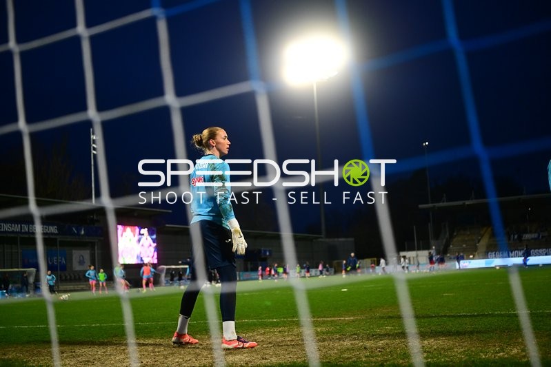 Torwart Laura Dick (1; TSG Hoffenheim) in Position