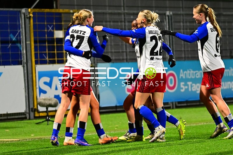 Spielerinnen feiern gemeinsam