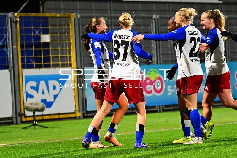 Spielerinnen feiern gemeinsam