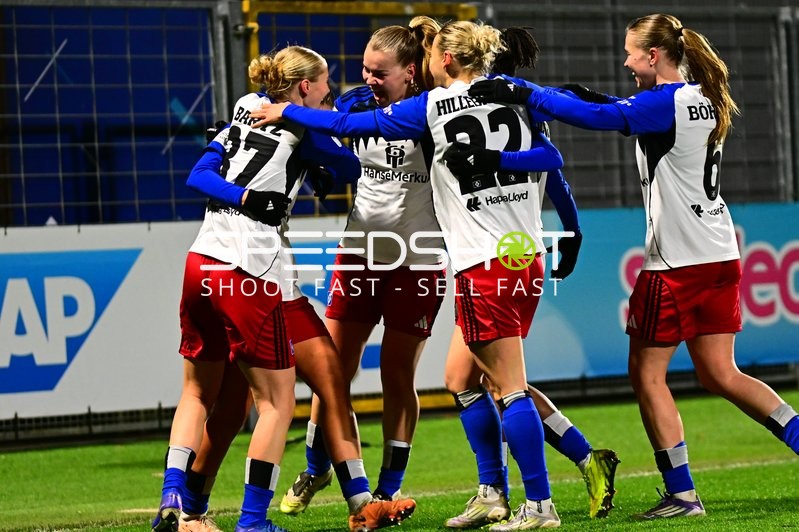 Spielerinnen feiern gemeinsam