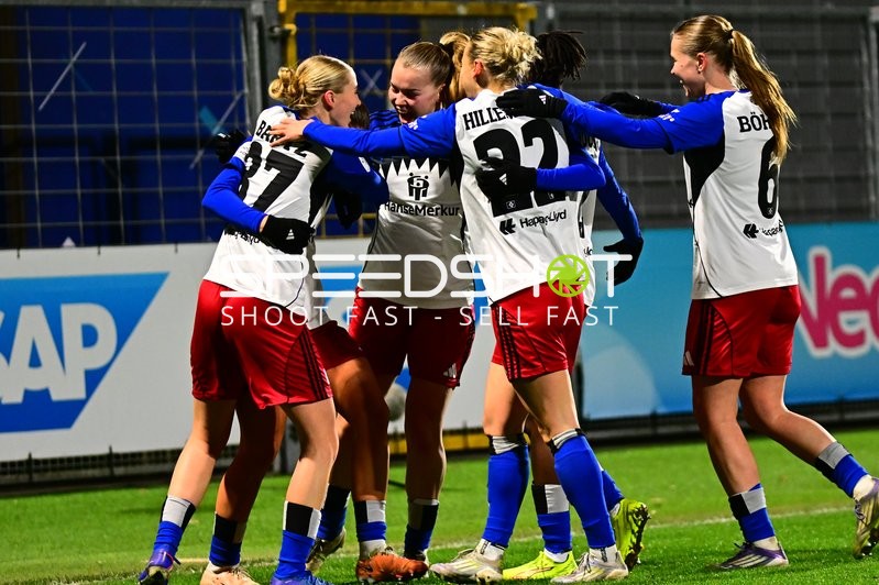 Spielerinnen feiern gemeinsam