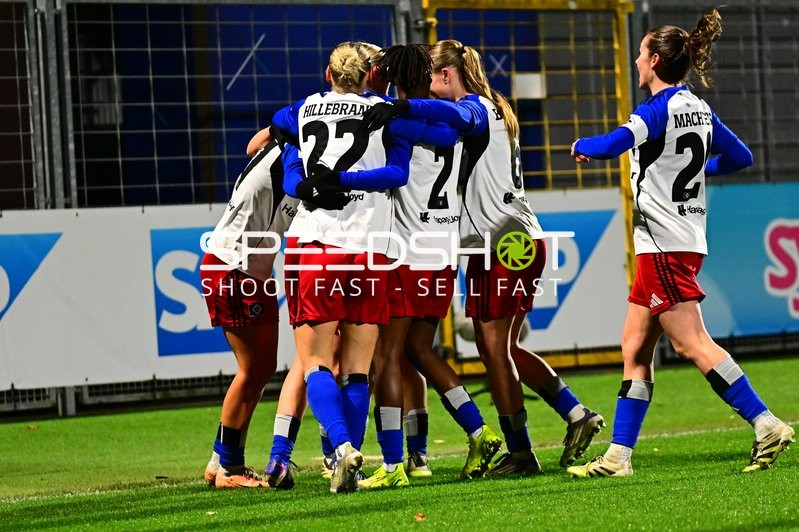 Spielerinnen feiern Tor