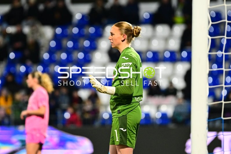 Torwart Laura Dick (1; TSG Hoffenheim) in Aktion