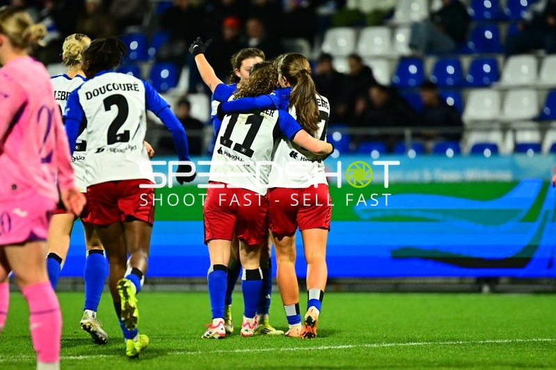 Spielerinnen feiern gemeinsam