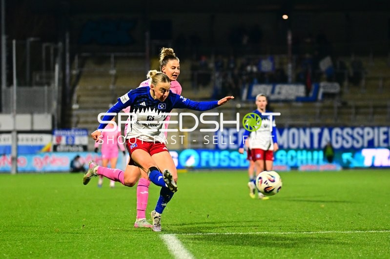 Ballaktion mit Franziska Harsch (17; TSG Hoffenheim) und Sophie Hillebrand (22; Hamburger SV)