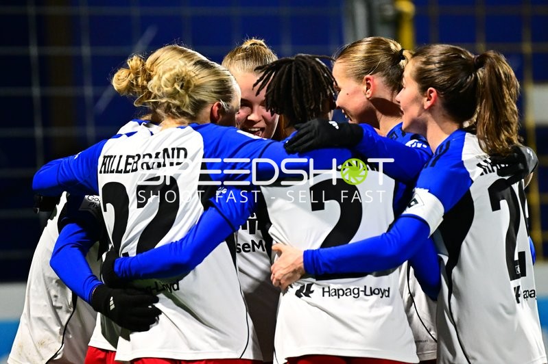 Spielerinnen feiern gemeinsam