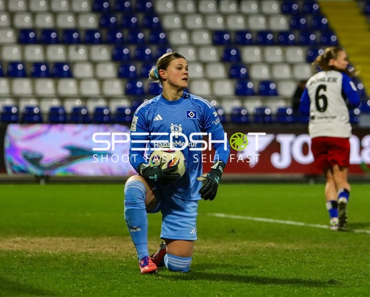 Torhüterin hält Ball