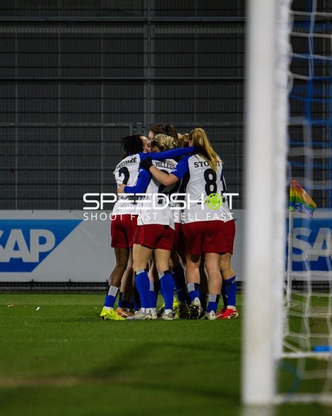 Spielerinnen feiern Tor