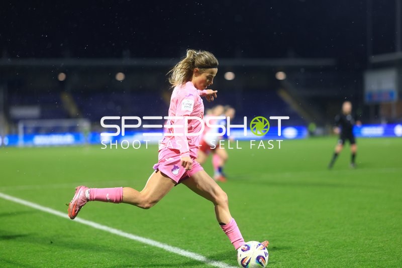 Spielerin schießt Ball