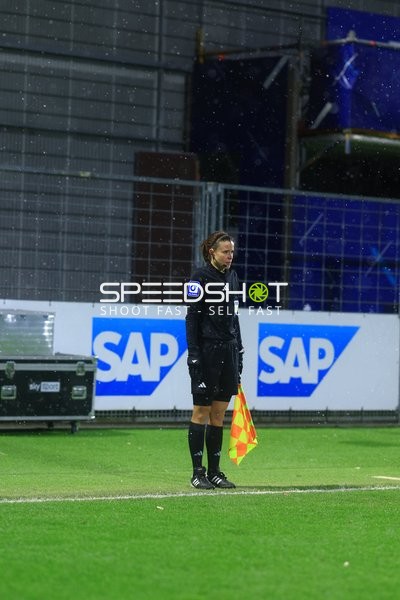 Schiedsrichter-Assistent am Spielfeldrand