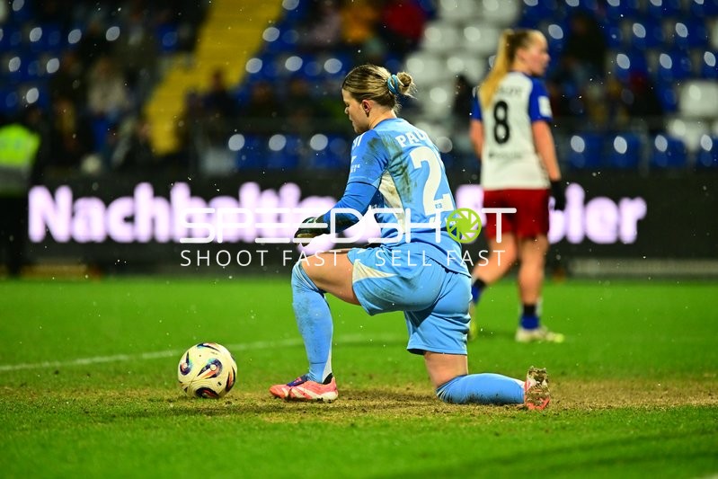 Magou Doucoure (2; Hamburger SV) mit Ballkontakt