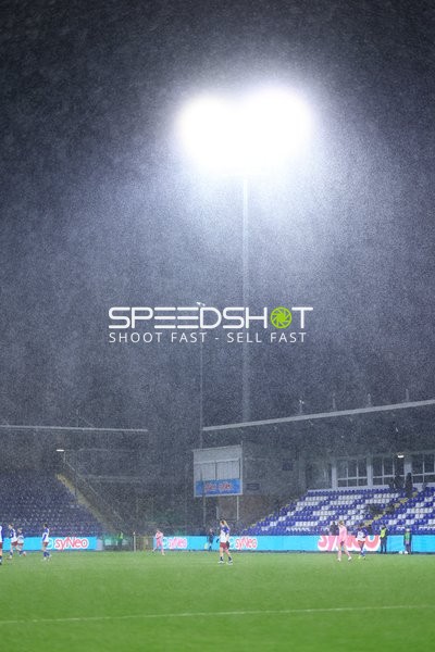 Spieler auf nassem Spielfeld