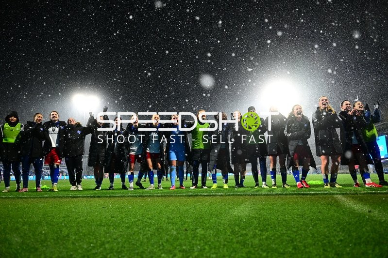 Spielerinnen feiern gemeinsam