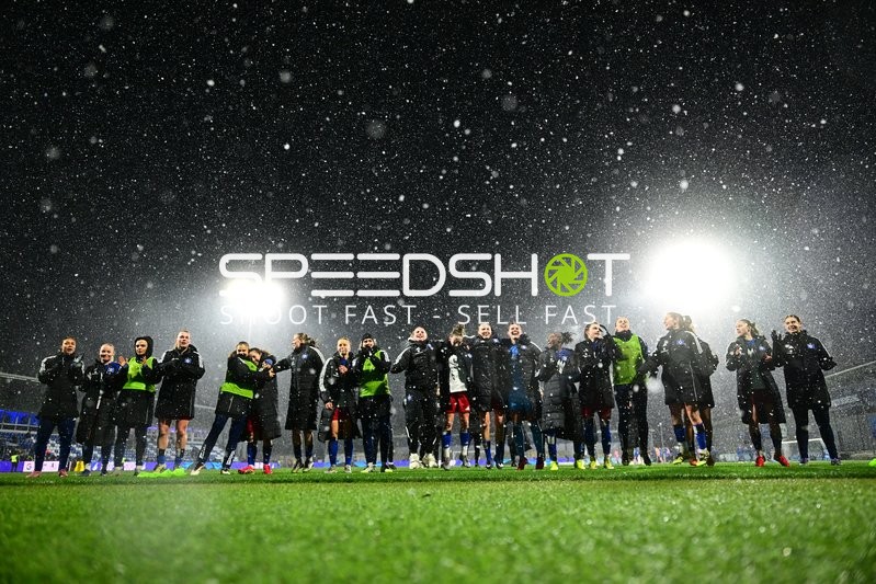 Spielerinnen feiern gemeinsam