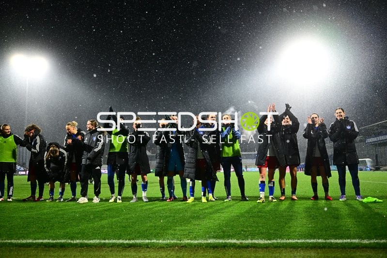 Spielerinnen applaudieren gemeinsam