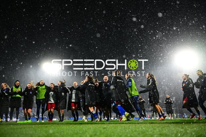 Spielerinnen feiern gemeinsam