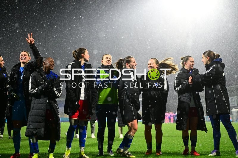 Spielerinnen feiern gemeinsam