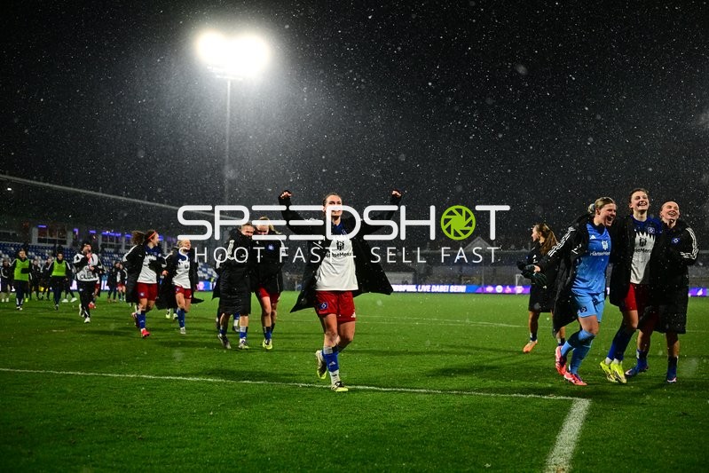 Spielerinnen feiern gemeinsam