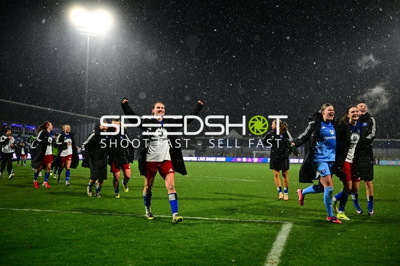 Spielerinnen feiern gemeinsam