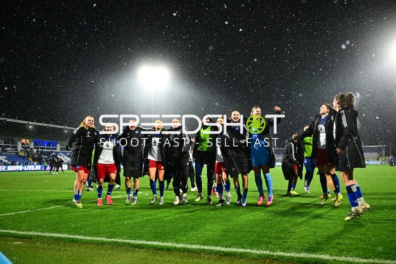 Spielerinnen feiern gemeinsam